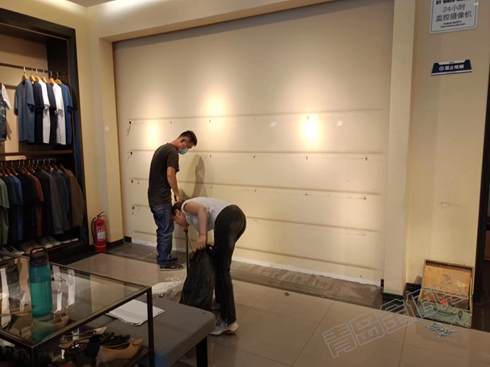 簡約的服裝展柜